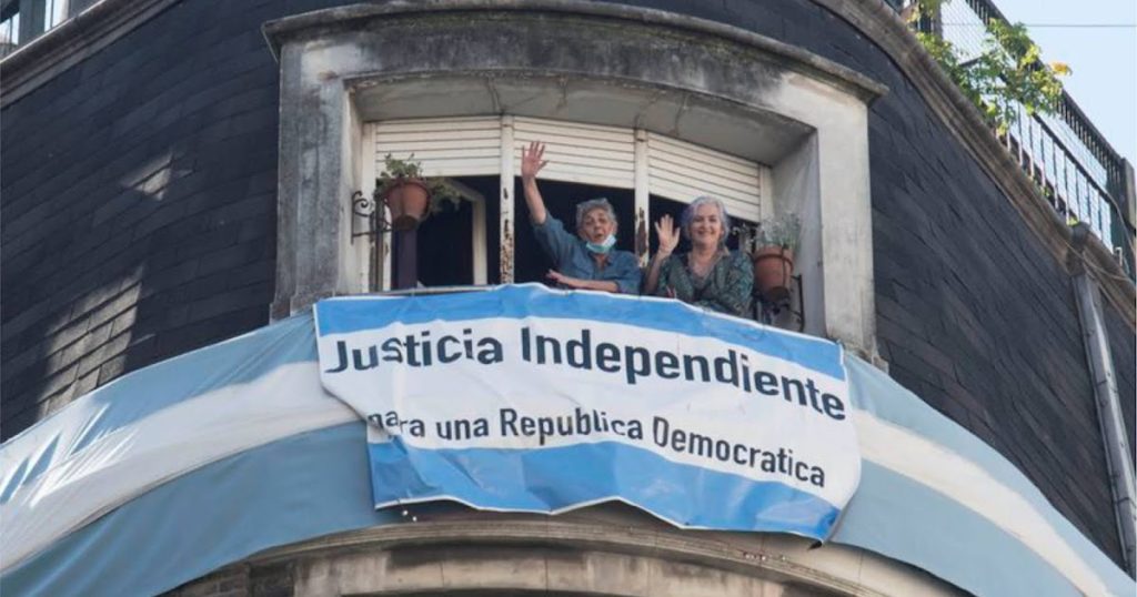 Ximena-de-Tezanos-Pinto-bandera-ventana3-1024x538-1.jpg